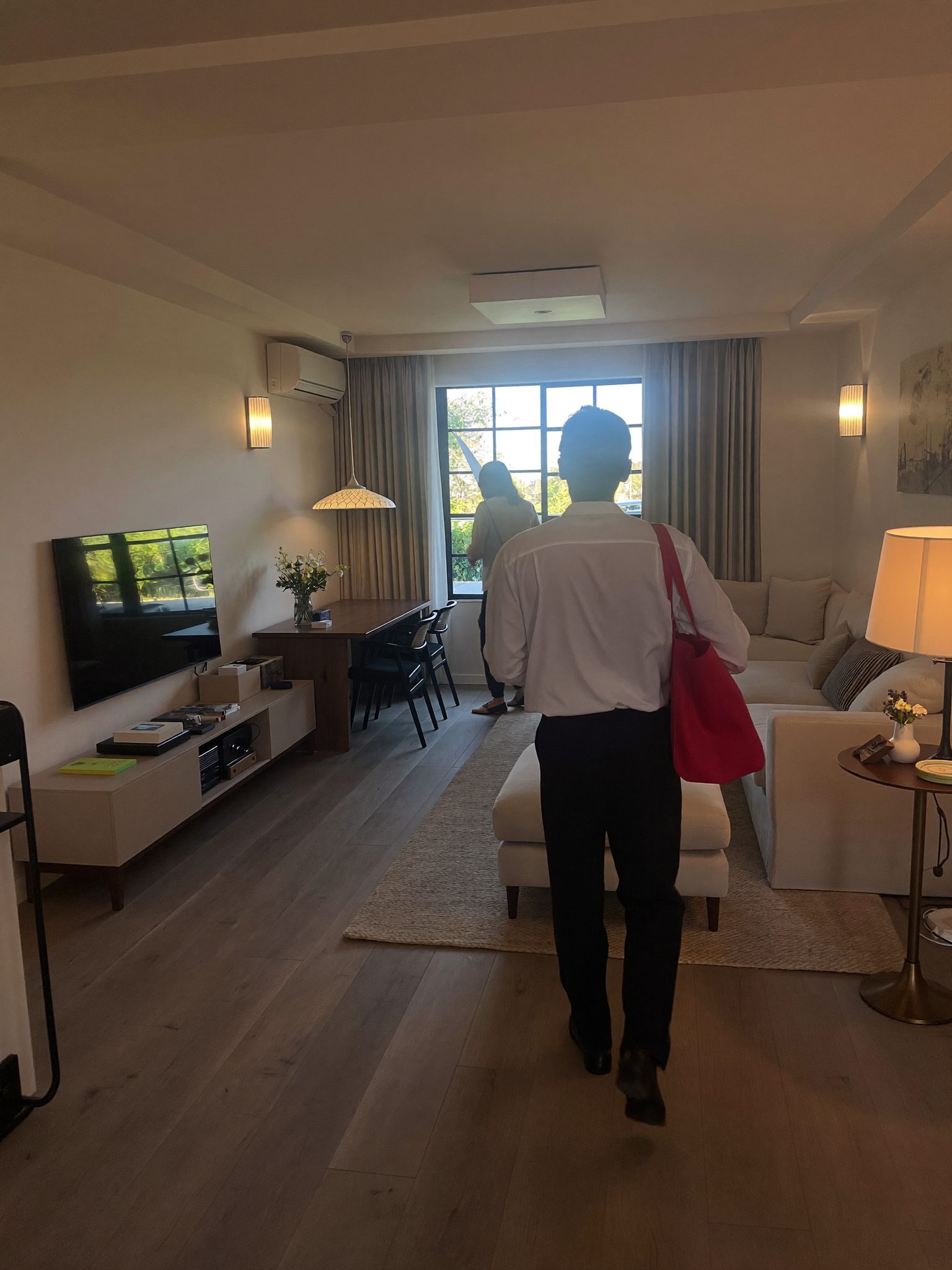 Konsultan properti Wigloran mendampingi klien meninjau rumah